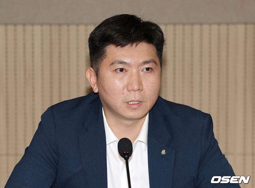 6일 오후 서울 올림픽파크텔에서 K-축구 혁신위원회 출범식이 열렸다.최휘영 문체부 장관과 박지성 FIFA 위원이 공동위원장을 맡고 축구·체육계 인사들이 참여하는 혁신위원회는 한국 축구의 구조적 문제를 진단하고 거버넌스 개선, 유소년 육성, 첨단 기술 도입 등 중장기 발전 방안을 마련할 계획이다.유승민 대한체육회회장이 모두발언을 하고 있다. 2026.07.06 /sunday@osen.co.kr