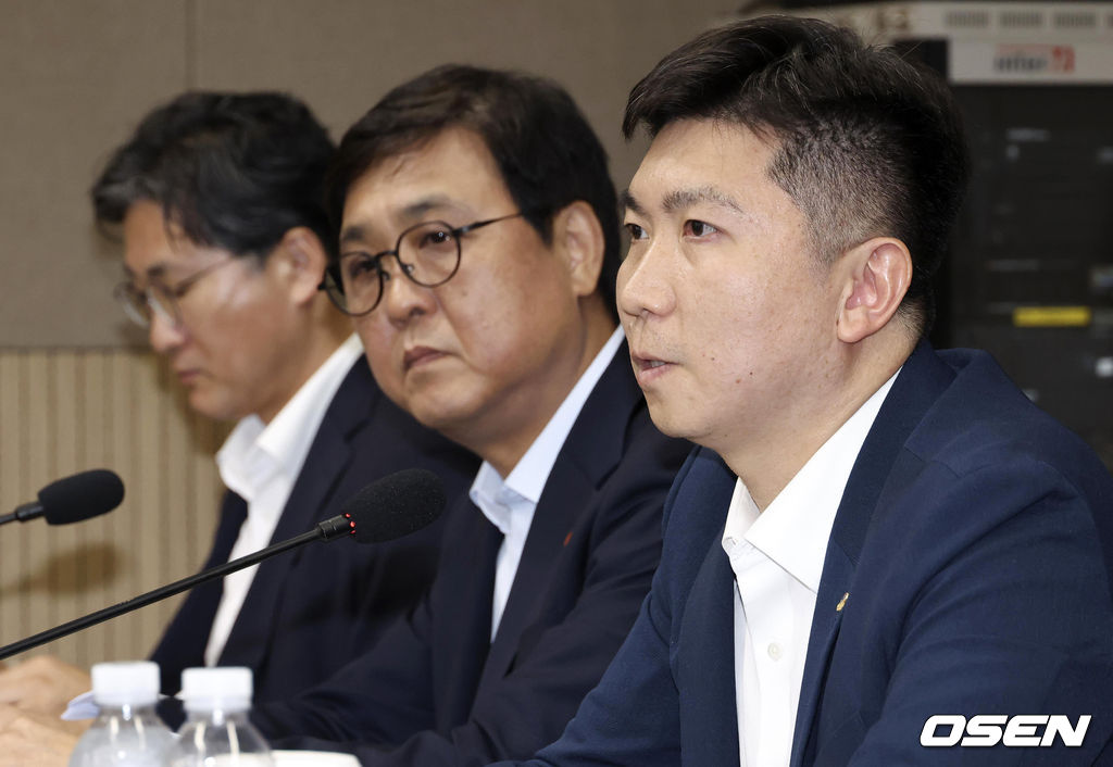 6일 오후 서울 올림픽파크텔에서 K-축구 혁신위원회 출범식이 열렸다.최휘영 문체부 장관과 박지성 FIFA 위원이 공동위원장을 맡고 축구·체육계 인사들이 참여하는 혁신위원회는 한국 축구의 구조적 문제를 진단하고 거버넌스 개선, 유소년 육성, 첨단 기술 도입 등 중장기 발전 방안을 마련할 계획이다.유승민 대한체육회회장이 모두발언을 하고 있다. 2026.07.06 /sunday@osen.co.kr