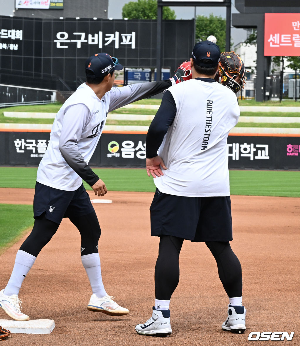 채은성의 공을 가로채는(?) 류현진.