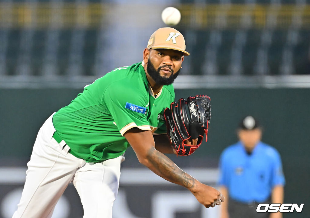 19일 부산 사직야구장에서 2026 신한 SOL KBO 리그 롯데 자이언츠와 키움 히어로즈의 경기가 열렸다. 홈팀 롯데는 로드리게스가, 방문팀 키움은 알칸타라가 선발 출전했다.키움 히어로즈 선발 투수 알칸타라가 역투하고 있다. 2026.08.19 / foto0307@osen.co.kr