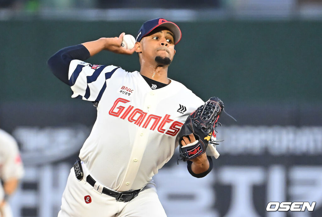19일 부산 사직야구장에서 2026 신한 SOL KBO 리그 롯데 자이언츠와 키움 히어로즈의 경기가 열렸다. 홈팀 롯데는 로드리게스가, 방문팀 키움은 알칸타라가 선발 출전했다.롯데 자이언츠 선발 투수 로드리게스가 역투하고 있다. 2026.08.19 / foto0307@osen.co.kr