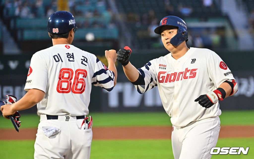 19일 부산 사직야구장에서 2026 신한 SOL KBO 리그 롯데 자이언츠와 키움 히어로즈의 경기가 열렸다. 홈팀 롯데는 로드리게스가, 방문팀 키움은 알칸타라가 선발 출전했다.롯데 자이언츠 한동희가 1회말 2사 2루 좌중간 1타점 안타를 치고 하이파이브를 하고 있다. 2026.08.19 / foto0307@osen.co.kr