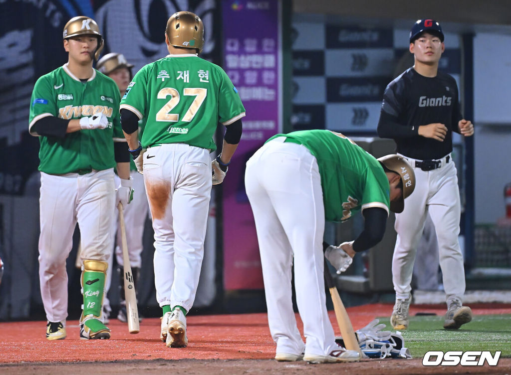 19일 부산 사직야구장에서 2026 신한 SOL KBO 리그 롯데 자이언츠와 키움 히어로즈의 경기가 열렸다. 홈팀 롯데는 로드리게스가, 방문팀 키움은 알칸타라가 선발 출전했다.키움 히어로즈 추재현이 2사 만루 박찬혁의 밀어내기 볼넷으로 득점을 올리고 있다. 2026.08.19 / foto0307@osen.co.kr