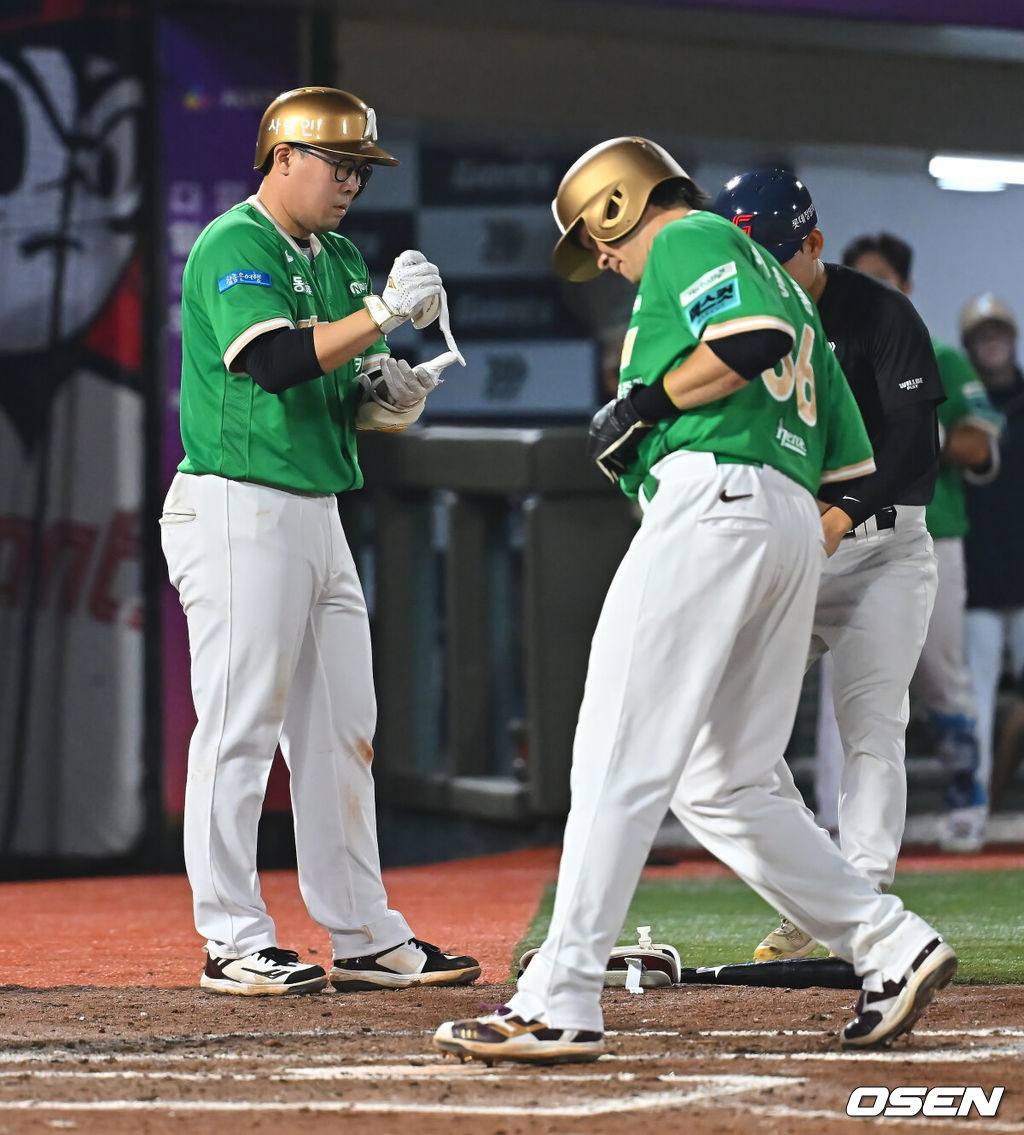 19일 부산 사직야구장에서 2026 신한 SOL KBO 리그 롯데 자이언츠와 키움 히어로즈의 경기가 열렸다. 홈팀 롯데는 로드리게스가, 방문팀 키움은 알칸타라가 선발 출전했다.키움 히어로즈 이형종이 7회초 2사 만루 안치홍의 밀어내기 볼넷에 득점을 올리고 있다. 2026.08.19 / foto0307@osen.co.kr
