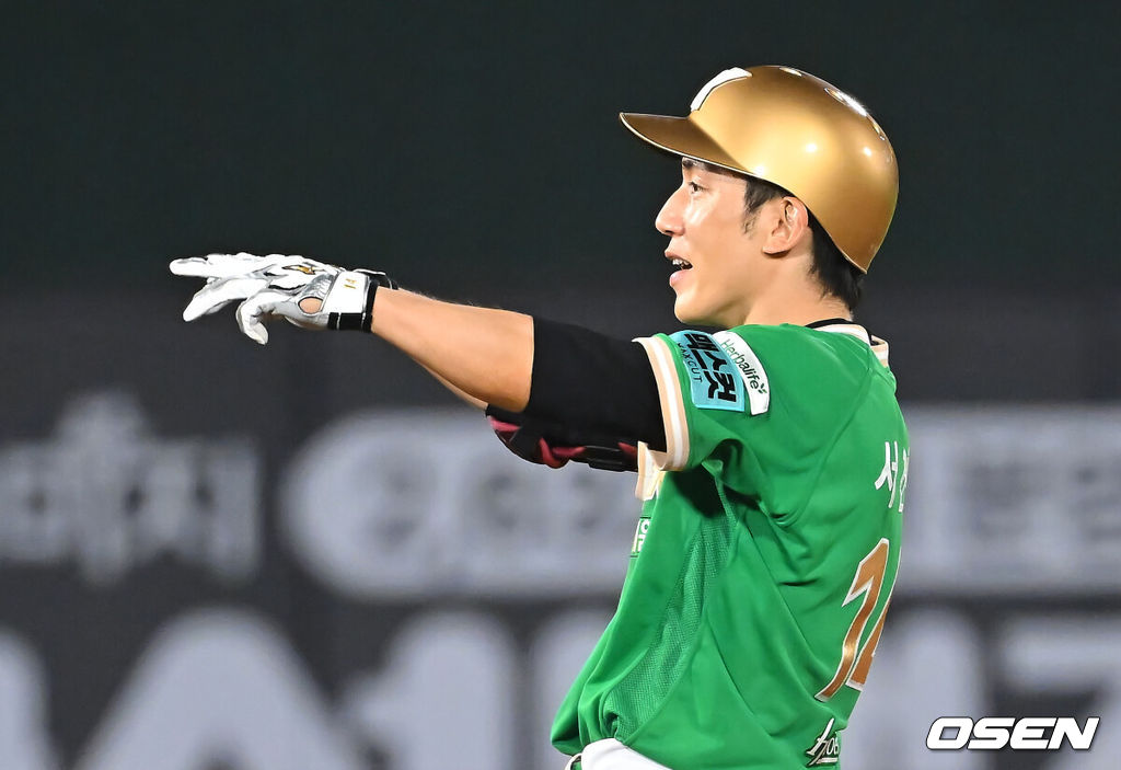 19일 부산 사직야구장에서 2026 신한 SOL KBO 리그 롯데 자이언츠와 키움 히어로즈의 경기가 열렸다. 홈팀 롯데는 로드리게스가, 방문팀 키움은 알칸타라가 선발 출전했다.키움 히어로즈 서건창이 8회초 2사 1,2루 좌중간 역전 2타점 2루타를 치고 세리머니를 하고 있다. 2026.08.19 / foto0307@osen.co.kr