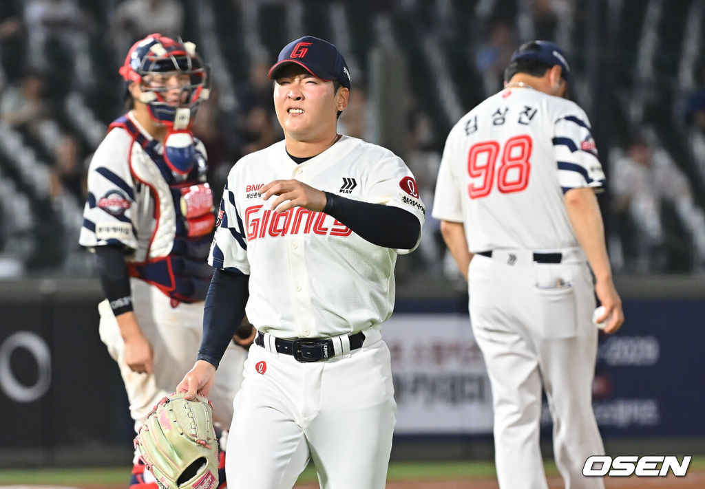 19일 부산 사직야구장에서 2026 신한 SOL KBO 리그 롯데 자이언츠와 키움 히어로즈의 경기가 열렸다. 홈팀 롯데는 로드리게스가, 방문팀 키움은 알칸타라가 선발 출전했다.롯데 자이언츠 최준용이 8회초 역전을 허용하고 교체되고 있다. 2026.08.19 / foto0307@osen.co.kr