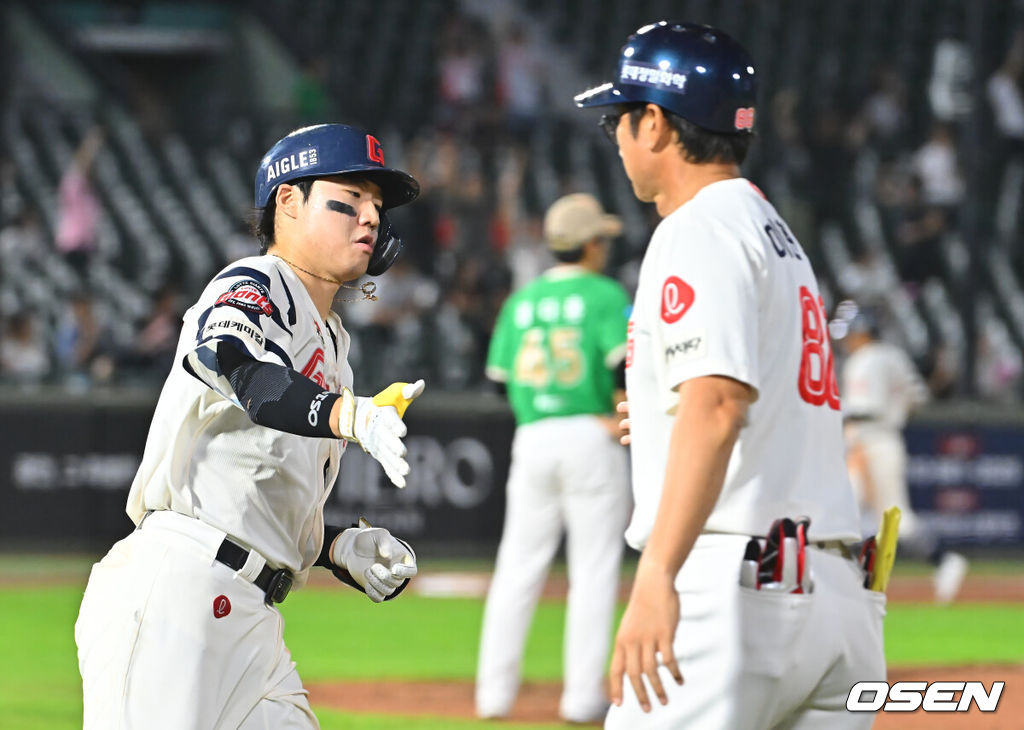 18일 부산 사직야구장에서 2026 신한 SOL KBO 리그 롯데 자이언츠와 키움 히어로즈의 경기가 열렸다. 홈팀 롯데는 비슬리가, 방문팀 키움은 전준표가 선발 출전했다.롯데 자이언츠 손성빈이 8회말 1사 2루 좌월 2점 홈런을 치고 하이파이브를 하고 있다. 2026.08.18 / foto0307@osen.co.kr
