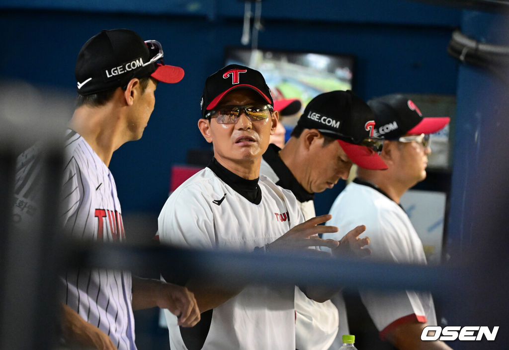 18일 서울 잠실야구장에서 2026 신한 SOL KBO리그 LG 트윈스와 KT 위즈의 경기가 열렸다.LG는 임찬규, KT는 소형준을 선발로 내세웠다.8회초 LG 염경엽 감독이 김광삼 코치와 이야기를 나누고 있다. 2026.08.18 / jpnews@osen.co.kr