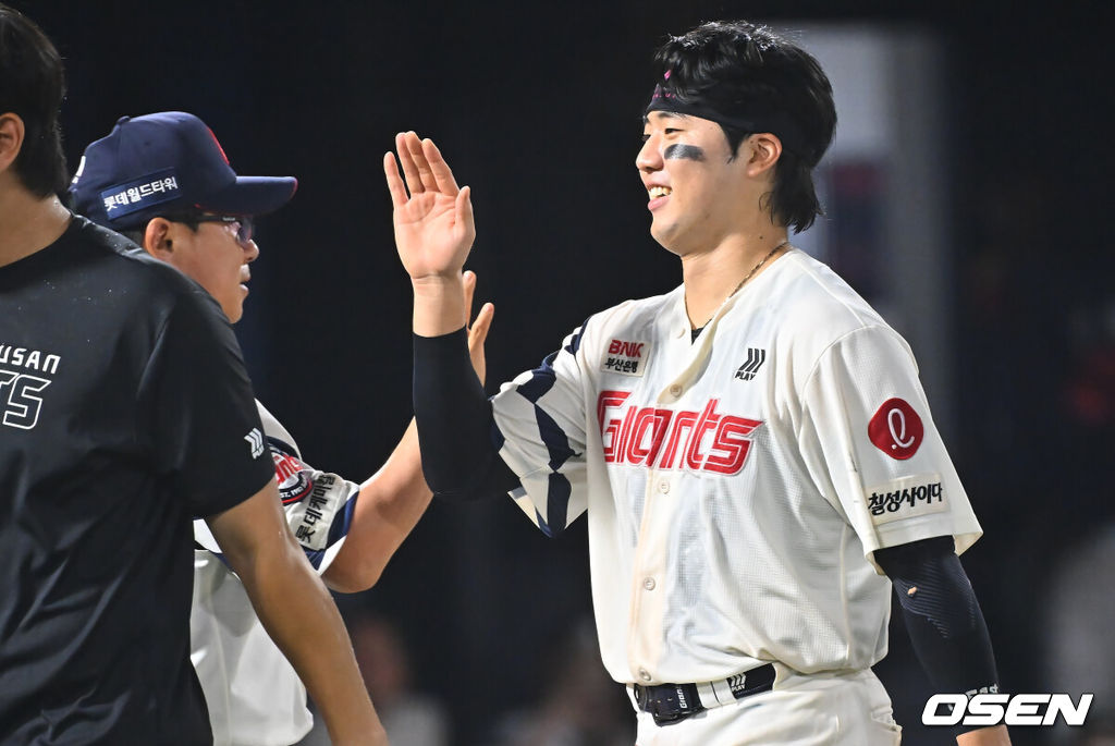19일 부산 사직야구장에서 2026 신한 SOL KBO 리그 롯데 자이언츠와 키움 히어로즈의 경기가 열렸다. 홈팀 롯데는 로드리게스가, 방문팀 키움은 알칸타라가 선발 출전했다.롯데 자이언츠 손성빈이 히어로즈 원종현의 폭투로 끝내기 승리를 한 후 김태형 감독과 하이파이브를 하고 있다. 2026.08.19 / foto0307@osen.co.kr