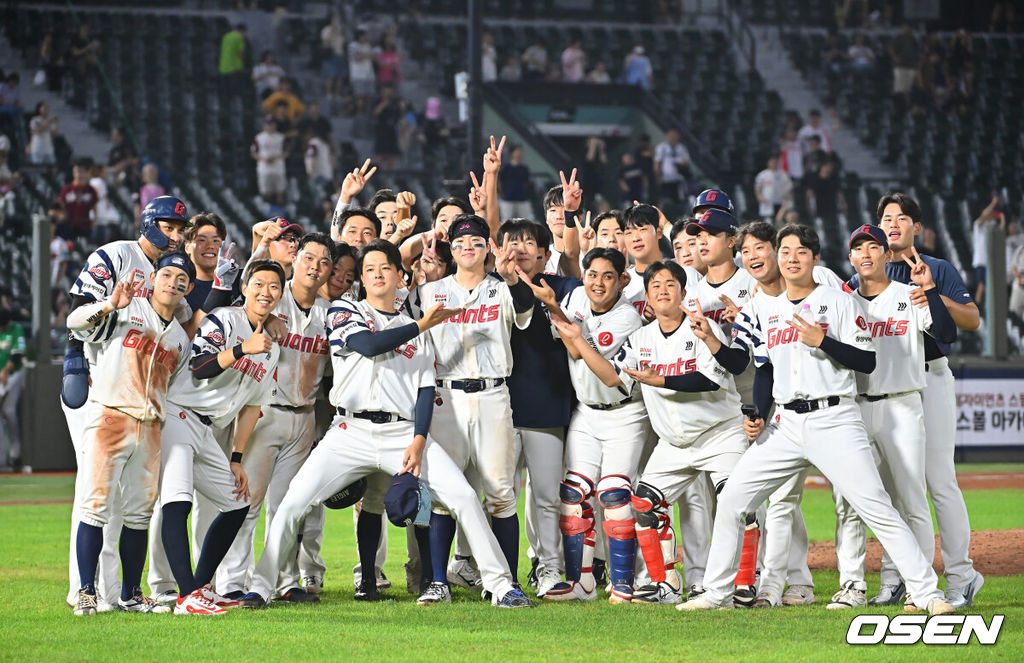 19일 부산 사직야구장에서 2026 신한 SOL KBO 리그 롯데 자이언츠와 키움 히어로즈의 경기가 열렸다. 홈팀 롯데는 로드리게스가, 방문팀 키움은 알칸타라가 선발 출전했다.롯데 자이언츠 손성빈과 선수들이 9회말 2사 만루 고승민 타석때 키움 히어로즈 원종현의 폭투로 끝내기 승리를 한 후 기념촬영을 하고 있다. 2026.08.19 / foto0307@osen.co.kr