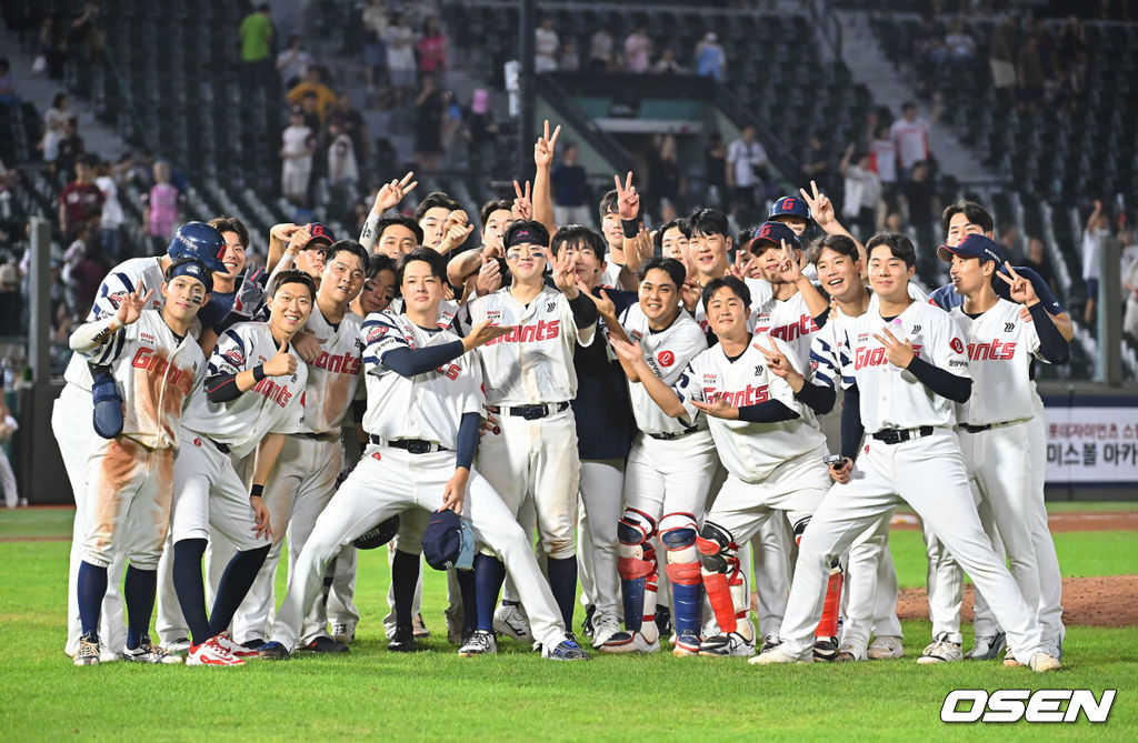 19일 부산 사직야구장에서 2026 신한 SOL KBO 리그 롯데 자이언츠와 키움 히어로즈의 경기가 열렸다. 홈팀 롯데는 로드리게스가, 방문팀 키움은 알칸타라가 선발 출전했다.롯데 자이언츠 손성빈과 선수들이 9회말 2사 만루 고승민 타석때 키움 히어로즈 원종현의 폭투로 끝내기 승리를 한 후 기념촬영을 하고 있다. 2026.08.19 / foto0307@osen.co.kr