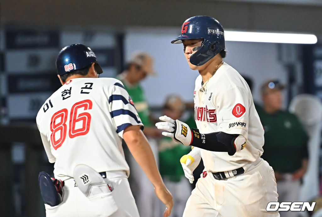19일 부산 사직야구장에서 2026 신한 SOL KBO 리그 롯데 자이언츠와 키움 히어로즈의 경기가 열렸다. 홈팀 롯데는 로드리게스가, 방문팀 키움은 알칸타라가 선발 출전했다.롯데 자이언츠 손성빈이 9회말 1사 중월 동점 솔로 홈런을 치고 하이파이브를 하고 있다. 2026.08.19 / foto0307@osen.co.kr