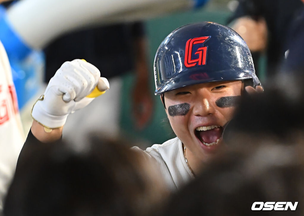 19일 부산 사직야구장에서 2026 신한 SOL KBO 리그 롯데 자이언츠와 키움 히어로즈의 경기가 열렸다. 홈팀 롯데는 로드리게스가, 방문팀 키움은 알칸타라가 선발 출전했다.롯데 자이언츠 손성빈이 9회말 1사 중월 동점 솔로 홈런을 치고 하이파이브를 하고 있다. 2026.08.19 / foto0307@osen.co.kr