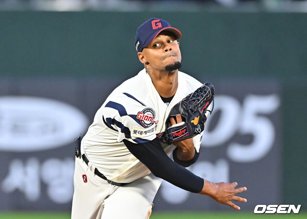 19일 부산 사직야구장에서 2026 신한 SOL KBO 리그 롯데 자이언츠와 키움 히어로즈의 경기가 열렸다. 홈팀 롯데는 로드리게스가, 방문팀 키움은 알칸타라가 선발 출전했다.롯데 자이언츠 선발 투수 로드리게스가 역투하고 있다. 2026.08.19 / foto0307@osen.co.kr