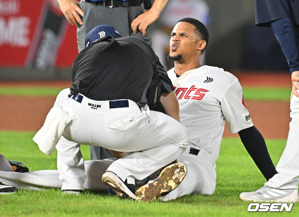 19일 부산 사직야구장에서 2026 신한 SOL KBO 리그 롯데 자이언츠와 키움 히어로즈의 경기가 열렸다. 홈팀 롯데는 로드리게스가, 방문팀 키움은 알칸타라가 선발 출전했다.롯데 자이언츠 선발 투수 로드리게스가 6회초 1사 1,2루 키움 히어로즈 안치홍의 타구에 맞은 후 통증을 호소하고 있다. 2026.08.19 / foto0307@osen.co.kr
