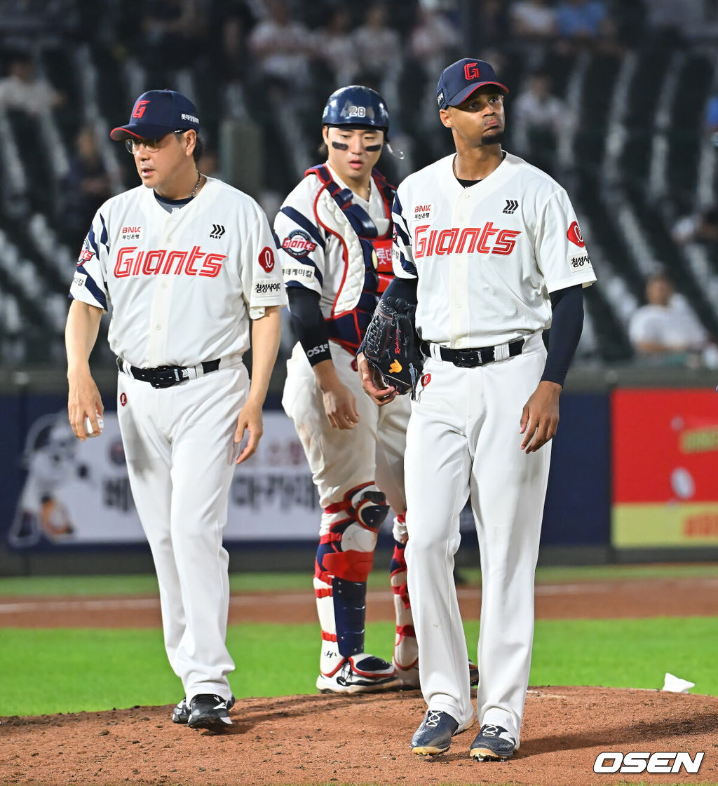 19일 부산 사직야구장에서 2026 신한 SOL KBO 리그 롯데 자이언츠와 키움 히어로즈의 경기가 열렸다. 홈팀 롯데는 로드리게스가, 방문팀 키움은 알칸타라가 선발 출전했다.롯데 자이언츠 선발 투수 로드리게스가 7회초 교체되고 있다. 2026.08.19 / foto0307@osen.co.kr