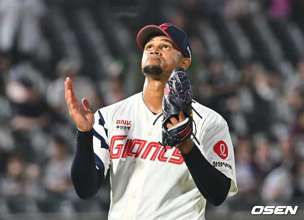 19일 부산 사직야구장에서 2026 신한 SOL KBO 리그 롯데 자이언츠와 키움 히어로즈의 경기가 열렸다. 홈팀 롯데는 로드리게스가, 방문팀 키움은 알칸타라가 선발 출전했다.롯데 자이언츠 선발 투수 로드리게스가 6회초 2사 만루 키움 히어로즈 김건희를 삼진으로 잡고 세리머니를 하고 있다. 2026.08.19 / foto0307@osen.co.kr
