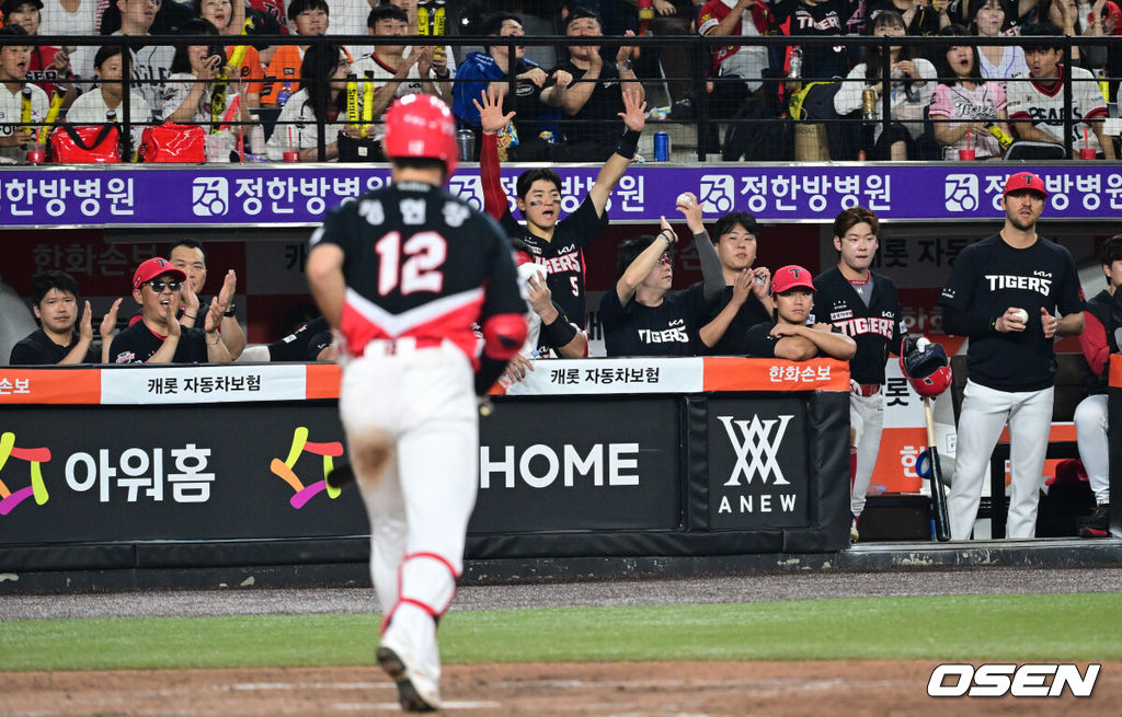 19일 대전한화생명볼파크에서 2026 신한은행 SOL KBO리그 한화 이글스와 KIA 타이거즈의 경기가 열렸다.경기에 한화는 화이트를, KIA는 시라카와를 선발투수로 내세웠다.8회초 무사 1루에서 번트를 시도하던 KIA 정현창이 볼넷으로 출루하자 KIA 더그아웃에서 기뻐하고 있다. 2026.08.19 /cej@osen.co.kr