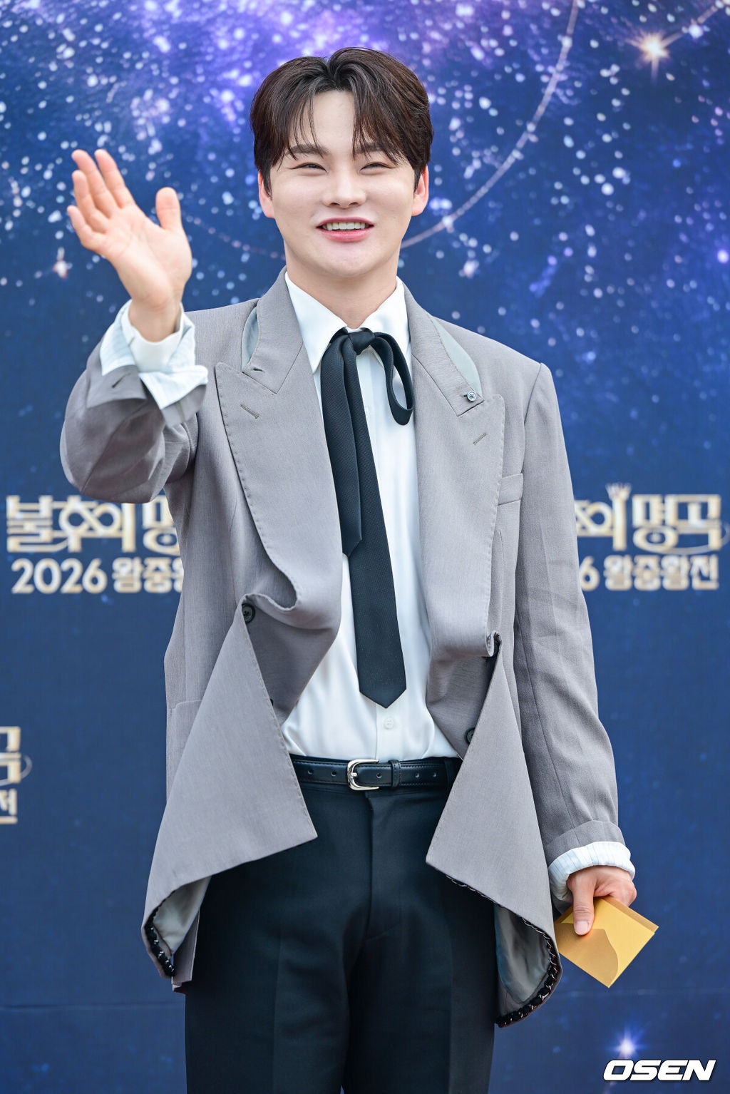 11일 오전 경기도 수원체육관에서 KBS2 ‘불후의 명곡’ 2026년 왕중왕전 레드카펫 행사가 열렸다.이날 행사에는 린X조째즈, 민우혁X조형균X유리아, 케이윌, 김동준X영탁, B1A4, 박서진, 포레스텔라, 황민호X이수연, 리베란테, NEXZ(넥스지) 등이 참가해 자리를 빛냈다.가수 박서진이 포토타임을 하고 있다. 2026.07.11 / dreamer@osen.co.kr