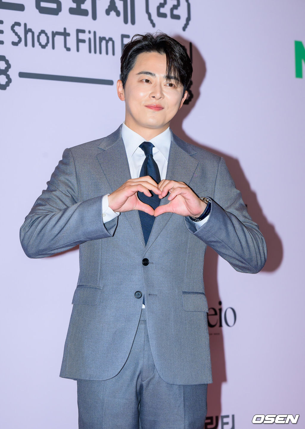 18일 오후 서울 용산아이파크몰 내 CGV용산에서 제22회 미쟝센단편영화제 개막식 포토월 행사가 진행됐다.미쟝센단편영화제는 국내 유일의 장르 단편 영화제로 나홍진, 장재현, 연상호, 윤종빈 등 한국 영화계를 이끄는 감독들을 배출했다. 2002년 처음 열린 영화제는 코로나19 팬데믹 시기와 맞물려 2021년부터 휴식기를 보낸 뒤 지난해 4년 만에 재개됐다. 이날 행사에는 배우 정해인과 최수영, 조정석, 심은경, 이민호 등이 참석했다. 배우 조정석이 포즈를 취하고 있다. 2026.06.18/ soul1014@osen.co.kr