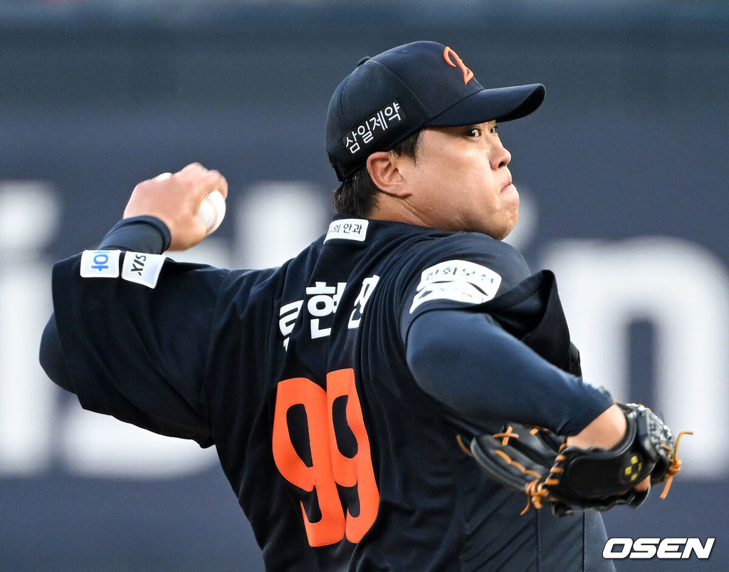 31일 수원 KT위즈파크에서 2026 신한 SOL KBO리그 KT 위즈와 한화 이글스의 경기가 열렸다.이날 KT는 소형준, 한화는 류현진을 선발로 내세웠다.1회말 무사에서 한화 선발투수 류현진이 역투하고 있다. 2026.07.31 /sunday@osen.co.kr