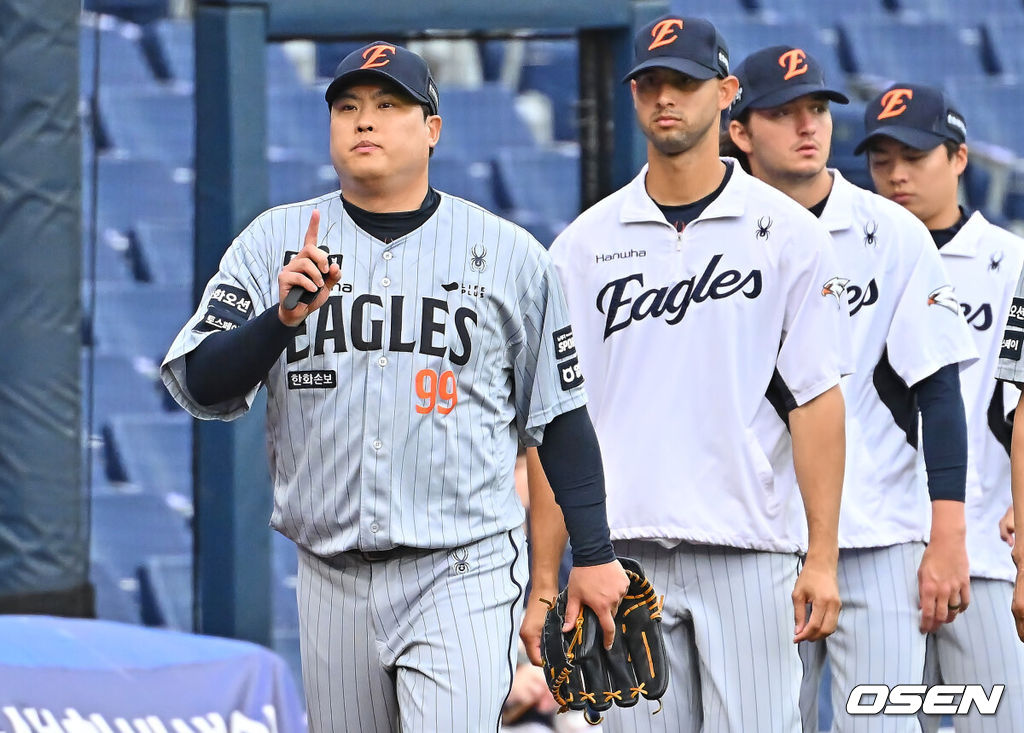 17일 창원NC파크에서 2026 신한 SOL KBO 리그 NC 다이노스와 한화 이글스의 경기가 열렸다. 홈팀 NC는 라일리가, 방문팀 한화는 류현진이 선발 출전했다. 한화 이글스 선발투수 류현진이 경기를 위해 더그아웃으로 걸어가고 있다. 2026.06.17 / foto0307@osen.co.kr