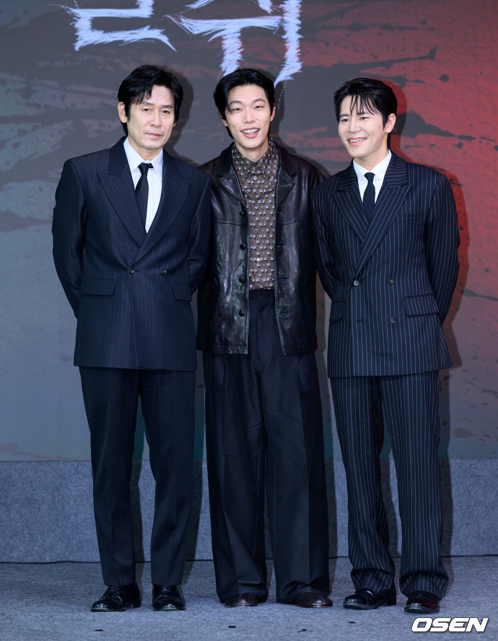 20일 호텔 나루 서울 엠갤러리에서 넷플릭스 시리즈 ‘들쥐’ 제작발표회가 열렸다.‘들쥐’는 ‘손톱 먹은 들쥐’ 전설을 모티브로, 의문의 존재 '들쥐'에게 이름과 얼굴, 인생을 통째로 빼앗겨 버린 소설가 '문재'와 잃어버린 돈을 찾으려는 사채업자 '노자', 그리고 형사 '순용'이 지독한 들쥐의 정체를 추적해 나가는 추적 스릴러다.배우 설경구, 류준열, 이규형이 포토타임을 가지고 있다. 2026.08.20 /sunday@osen.co.kr