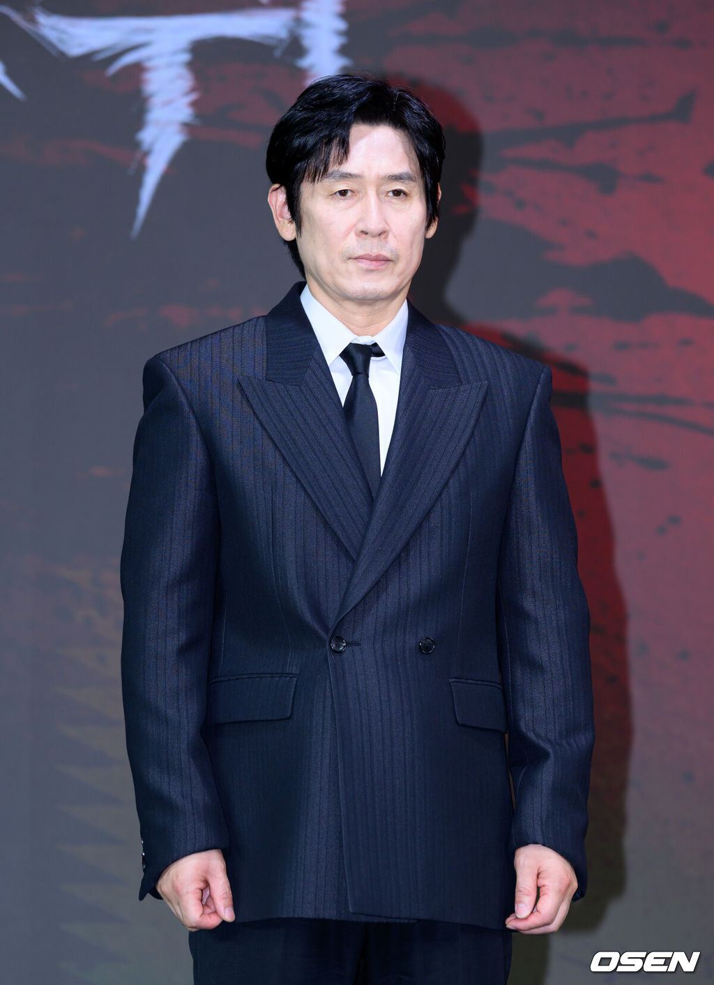 20일 호텔 나루 서울 엠갤러리에서 넷플릭스 시리즈 ‘들쥐’ 제작발표회가 열렸다.‘들쥐’는 ‘손톱 먹은 들쥐’ 전설을 모티브로, 의문의 존재 '들쥐'에게 이름과 얼굴, 인생을 통째로 빼앗겨 버린 소설가 '문재'와 잃어버린 돈을 찾으려는 사채업자 '노자', 그리고 형사 '순용'이 지독한 들쥐의 정체를 추적해 나가는 추적 스릴러다.배우 설경구가 포토타임을 가지고 있다. 2026.08.20 /sunday@osen.co.kr