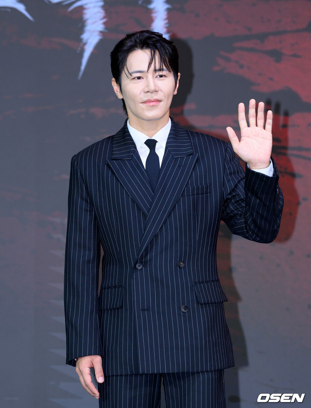 20일 호텔 나루 서울 엠갤러리에서 넷플릭스 시리즈 ‘들쥐’ 제작발표회가 열렸다.‘들쥐’는 ‘손톱 먹은 들쥐’ 전설을 모티브로, 의문의 존재 '들쥐'에게 이름과 얼굴, 인생을 통째로 빼앗겨 버린 소설가 '문재'와 잃어버린 돈을 찾으려는 사채업자 '노자', 그리고 형사 '순용'이 지독한 들쥐의 정체를 추적해 나가는 추적 스릴러다.배우 이규형이 포토타임을 가지고 있다. 2026.08.20 /sunday@osen.co.kr