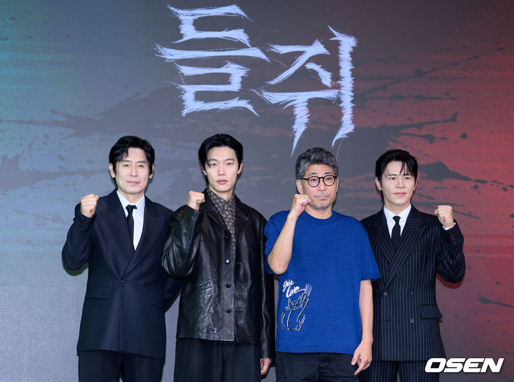 20일 호텔 나루 서울 엠갤러리에서 넷플릭스 시리즈 ‘들쥐’ 제작발표회가 열렸다.‘들쥐’는 ‘손톱 먹은 들쥐’ 전설을 모티브로, 의문의 존재 '들쥐'에게 이름과 얼굴, 인생을 통째로 빼앗겨 버린 소설가 '문재'와 잃어버린 돈을 찾으려는 사채업자 '노자', 그리고 형사 '순용'이 지독한 들쥐의 정체를 추적해 나가는 추적 스릴러다.배우 설경구, 류준열, 김홍선 감독, 이규형이 포토타임을 가지고 있다. 2026.08.20 /sunday@osen.co.kr