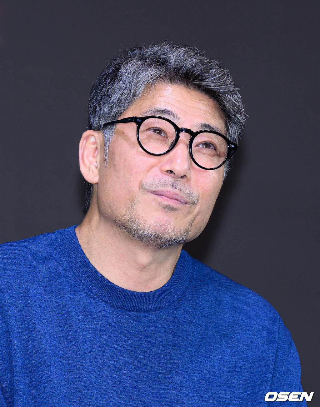 20일 호텔 나루 서울 엠갤러리에서 넷플릭스 시리즈 ‘들쥐’ 제작발표회가 열렸다.‘들쥐’는 ‘손톱 먹은 들쥐’ 전설을 모티브로, 의문의 존재 '들쥐'에게 이름과 얼굴, 인생을 통째로 빼앗겨 버린 소설가 '문재'와 잃어버린 돈을 찾으려는 사채업자 '노자', 그리고 형사 '순용'이 지독한 들쥐의 정체를 추적해 나가는 추적 스릴러다.김홍선 감독이 미소를 짓고 있다. 2026.08.20 /sunday@osen.co.kr