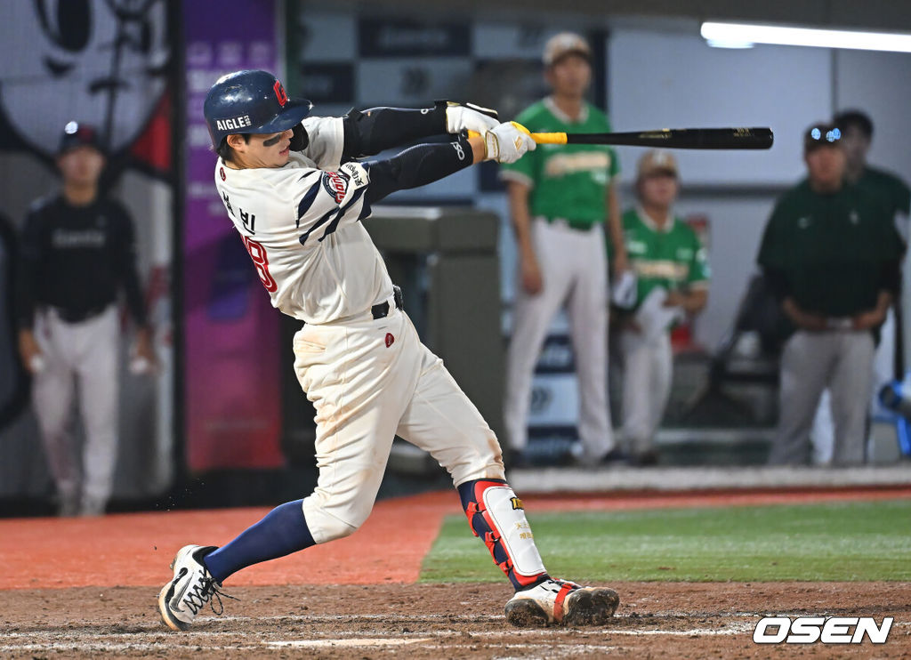 19일 부산 사직야구장에서 2026 신한 SOL KBO 리그 롯데 자이언츠와 키움 히어로즈의 경기가 열렸다. 홈팀 롯데는 로드리게스가, 방문팀 키움은 알칸타라가 선발 출전했다.롯데 자이언츠 손성빈이 9회말 1사 중월 동점 솔로 홈런을 치고 있다. 2026.08.19 / foto0307@osen.co.kr