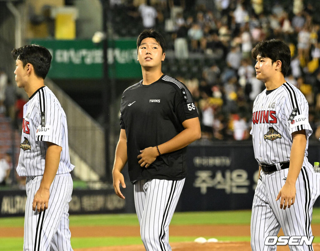 LG 트윈스가 15일 잠실야구장에서 열린 SSG 랜더스와의 맞대결에서 4대1로 승리했다.경기 종료 후 LG 박시원이 동료들과 승리의 기쁨을 나누고 있다. 2026.08.15 /sunday@osen.co.kr