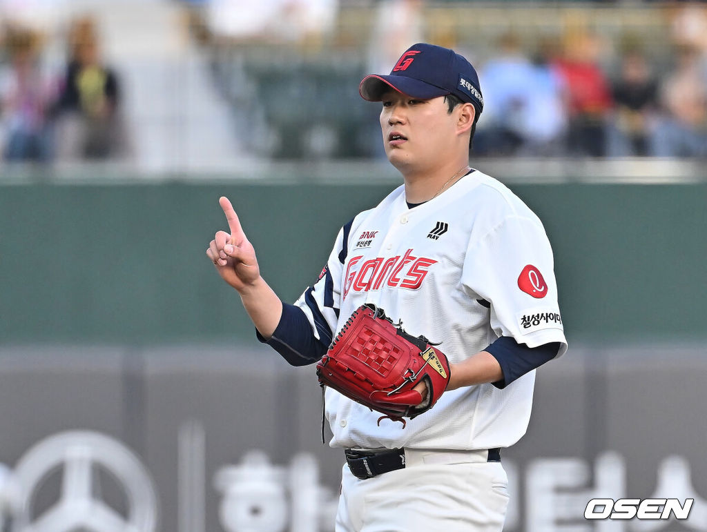 14일 부산 사직야구장에서 2026 신한 SOL KBO 리그 롯데 자이언츠와 NC 다이노스의 경기가 열렸다. 홈팀 롯데는 나균안이, 방문팀 NC는 토다가 선발 출전했다.롯데 자이언츠 선발 투수 나균안이 사인을 보내고 있다. 2026.05.14 / foto0307@osen.co.kr