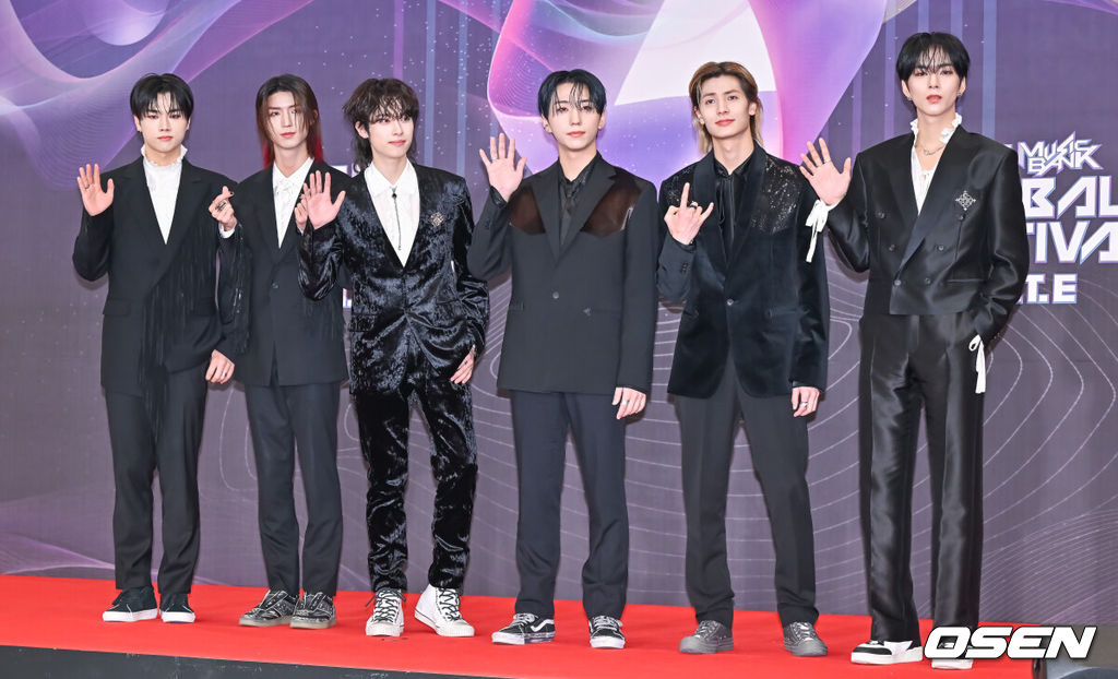 5일 오후 서울 여의도 KBS 신관홀에서 '2023 뮤직뱅크 글로벌 페스티벌' 레드카펫 행사가 진행됐다. 이날 행사에 그룹 아이브와 원어스, 크래비티, 싸이커스, 하이키, 판타지보이즈, 라이즈, 제로베이스원, 엑스디너리 히어로즈, 영케이, 에스파, 프로미스나인, 투모로우바이투게더, 오마이걸 아린, 선미가 참석했다.그룹 엑스디너리 히어로즈가 포즈를 취하고 있다. 2023.12.05 / soul1014@osen.co.kr
