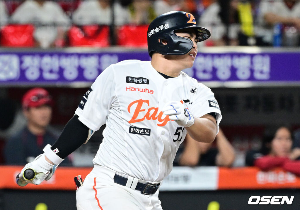 프로야구 KIA 타이거즈가 한화 이글스를 연이틀 잡고 4연승을 질주했다.이범호 감독이 이끄는 KIA는 19일 대전 한화생명 볼파크에서 열린 2026 신한 SOL KBO리그 한화 이글스와의 경기에서 6-3으로 승리했다. 이날 승리로 4연승을 달성한 KIA는 시즌 전적 58승48패2무를 만들었다. 반면 한화는 5연패 수렁에 빠지며 48승55패3무가 됐다.9회말 무사 1,3루에서 한화 문현빈이 병살타를 치고 있다. 2026.08.19 /cej@osen.co.kr