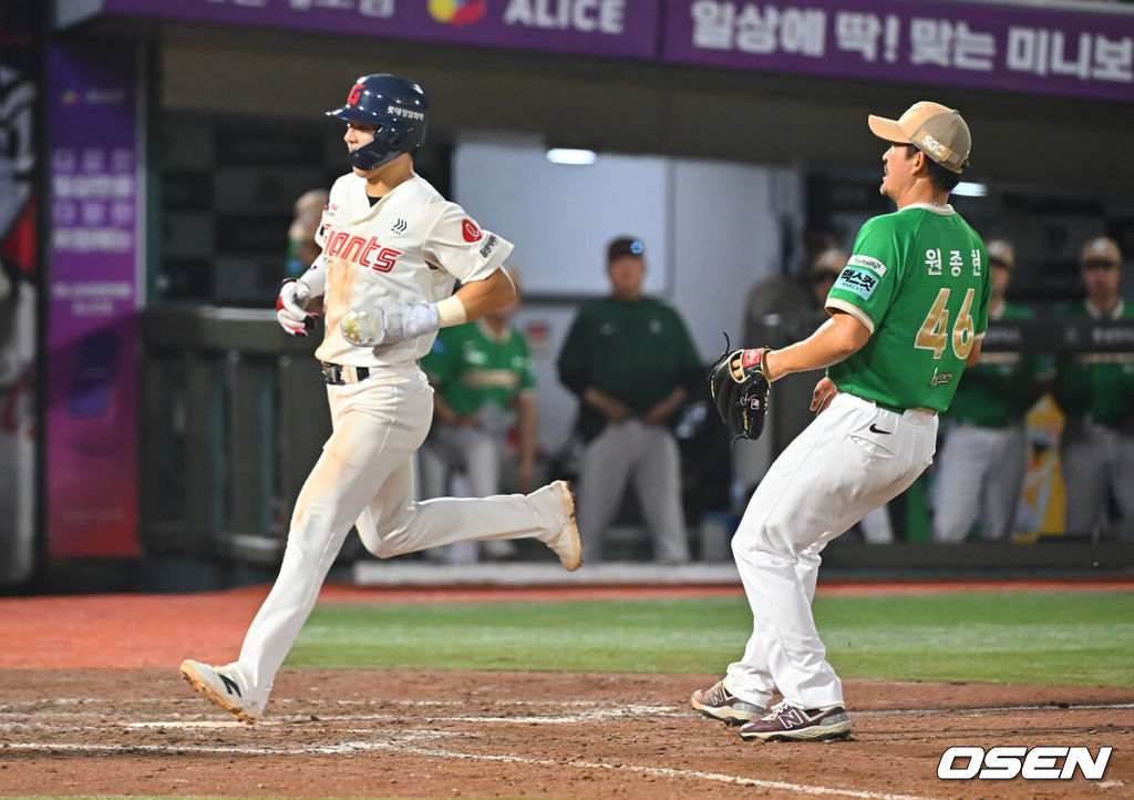 19일 부산 사직야구장에서 2026 신한 SOL KBO 리그 롯데 자이언츠와 키움 히어로즈의 경기가 열렸다. 홈팀 롯데는 로드리게스가, 방문팀 키움은 알칸타라가 선발 출전했다.롯데 자이언츠 한태양이 9회말 2사 만루 고승민 타석때 키움 히어로즈 원종현의 폭투로 끝내기 득점을 하고 있다. 2026.08.19 / foto0307@osen.co.kr