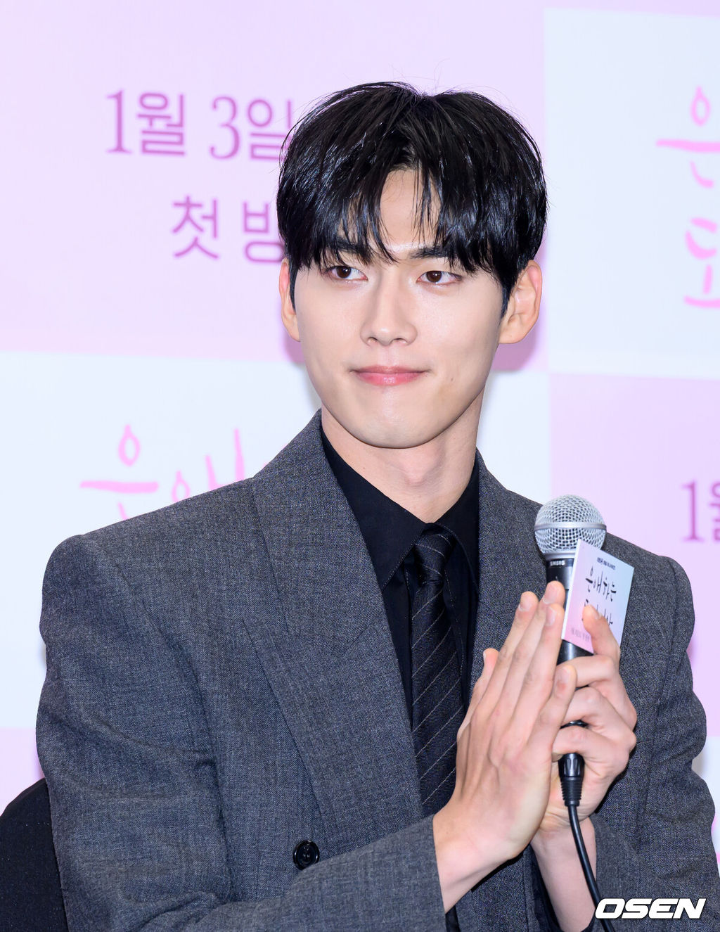 30일 오후 서울 마포구 스탠포드 호텔 서울에서 KBS 2TV 새 토일 미니시리즈 ‘은애하는 도적님아’ 제작발표회가 열렸다.어쩌다 천하제일 도적이 된 여인과 그녀를 쫓던 대군, 두 남녀의 영혼이 바뀌면서 서로를 구원하고 종국엔 백성을 지켜내는 위험하고 위대한 로맨스를 담은 KBS 2TV 새 토일 미니시리즈 ‘은애하는 도적님아’는 오는 2026년 1월 3일(토) 밤 9시 20분에 첫 방송된다.배우 홍민기가 취재진의 질문을 듣고 있다. 2025.12.30 /sunday@osen.co.kr