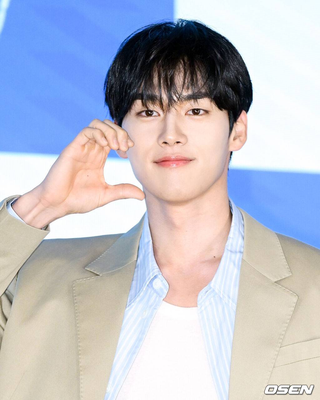ENA 새 월화드라마 '닥터 섬보이' 제작발표회가 26일 서울 구로구 신도림 디큐브시티 더 세인트에서 열렸다. ‘닥터 섬보이’는 모두가 기피하는 악명 높은 섬 ‘편동도’ 에 입도한 공중보건의사 도지의(이재욱 분)와 비밀 많은 간호사 육하리(신예은 분)가 그리는 메디컬 휴먼 로맨스다.배우 홍민기가 포즈를 취하고 있다. 2026.05.26 /cej@osen.co.kr