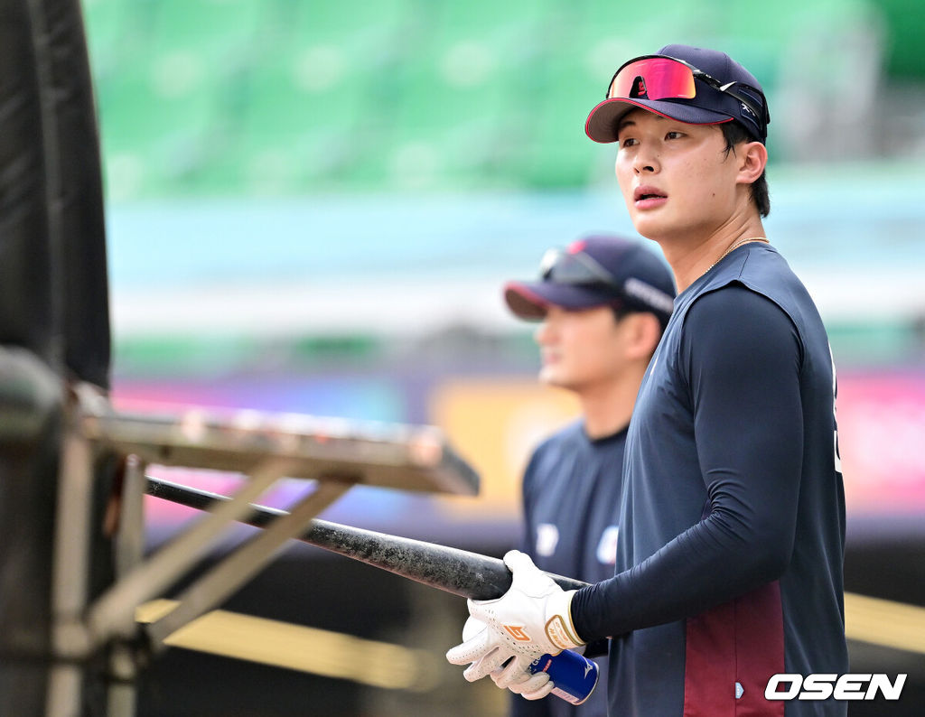 17일 인천 SSG랜더스필드에서 ‘2026 신한 SOL Bank KBO리그’ SSG 랜더스와 롯데 자이언츠의 경기가 열린다.홈팀 SSG는 김건우, 방문팀 롯데는 박세웅을 선발로 내세운다.경기를 앞두고 부상을 털고 돌아온 롯데 윤동희가 타격 훈련을 펼치고 있다. 2026.06.17 / dreamer@osen.co.kr