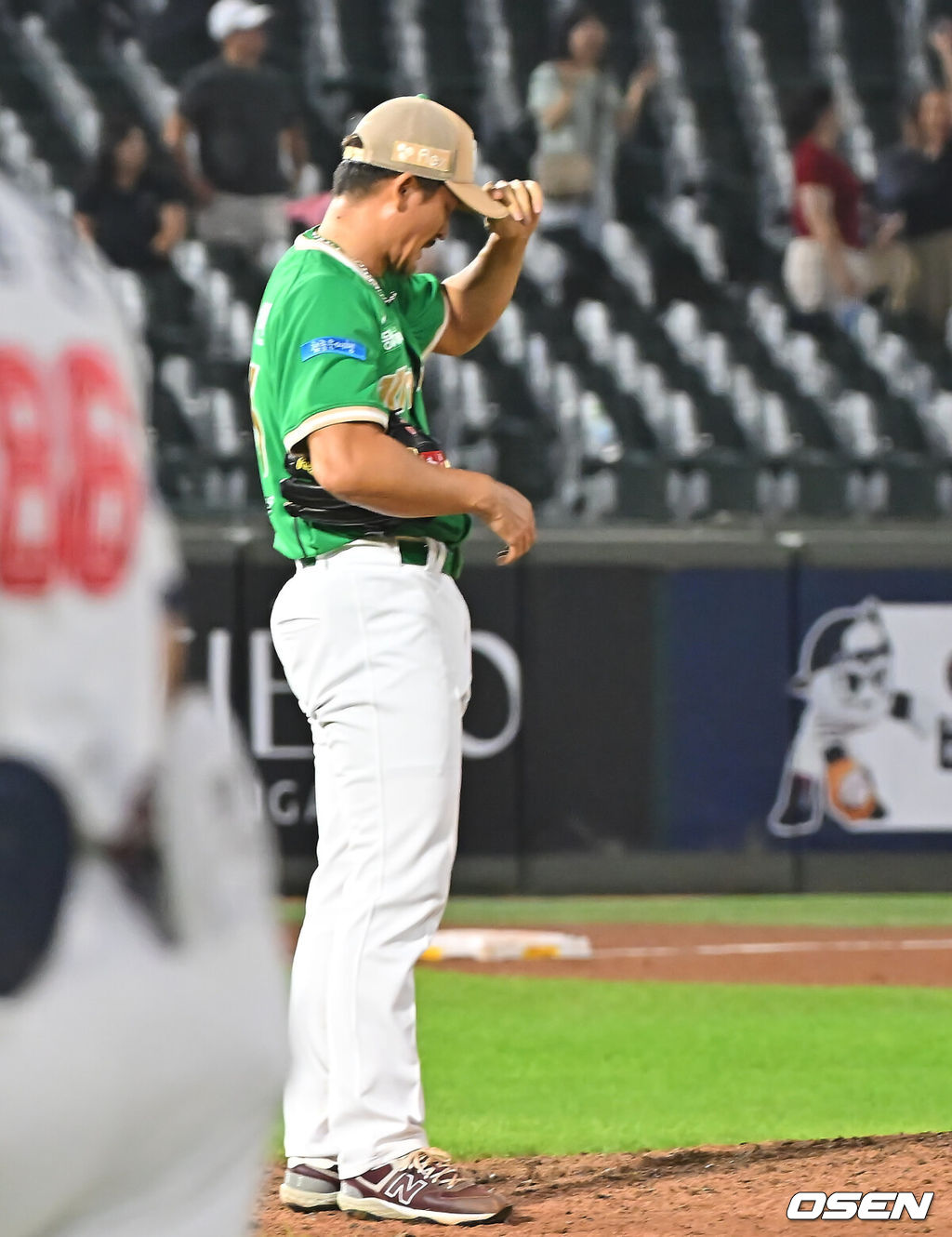 19일 부산 사직야구장에서 2026 신한 SOL KBO 리그 롯데 자이언츠와 키움 히어로즈의 경기가 열렸다. 홈팀 롯데는 로드리게스가, 방문팀 키움은 알칸타라가 선발 출전했다.키움 히어로즈 원종현이 9회말 1사 롯데 자이언츠 손성빈에게 중월 동점 솔로 홈런을 맞고 아쉬워하고 있다. 2026.08.19 / foto0307@osen.co.kr