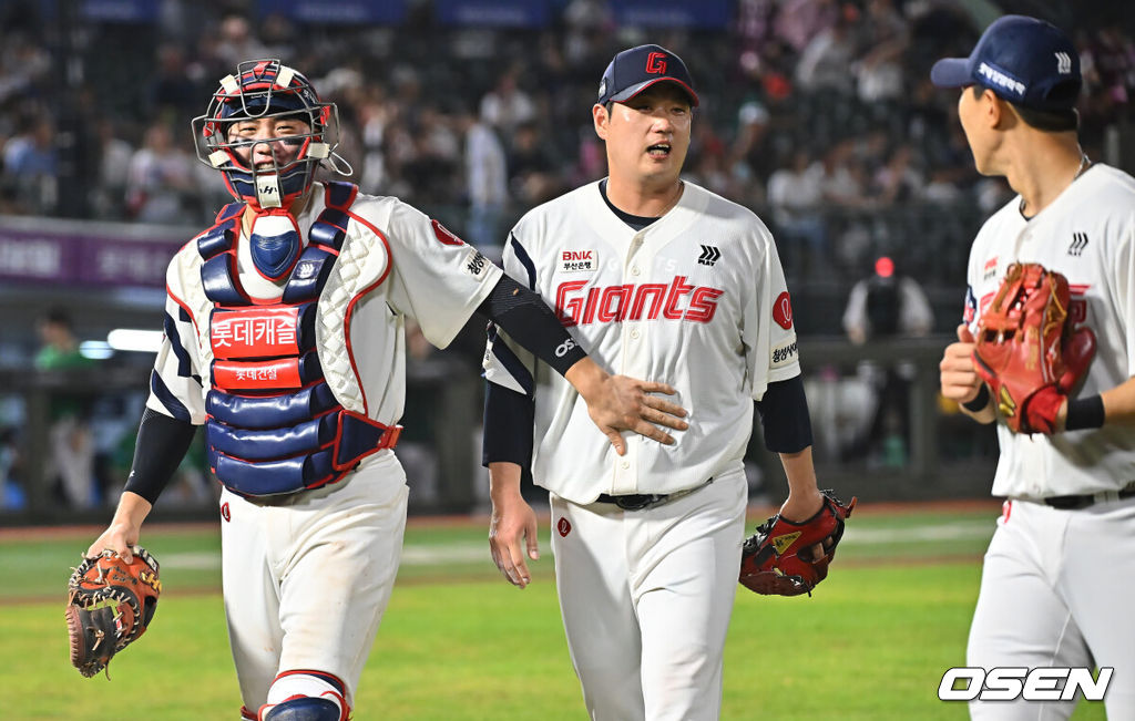 20일 부산 사직야구장에서 2026 신한 SOL KBO 리그 롯데 자이언츠와 키움 히어로즈의 경기가 열렸다. 홈팀 롯데는 나균안이, 방문팀 키움은 박준현이 선발 출전했다.롯데 자이언츠 손성빈이 6회초 수비를 무실점으로 마치고 선발 투수 나균안에게 수고했다며 토닥이고 있다. 2026.08.20 / foto0307@osen.co.kr