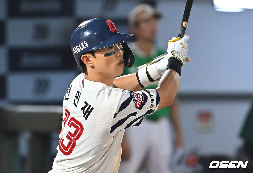 20일 부산 사직야구장에서 2026 신한 SOL KBO 리그 롯데 자이언츠와 키움 히어로즈의 경기가 열렸다. 홈팀 롯데는 나균안이, 방문팀 키움은 박준현이 선발 출전했다.롯데 자이언츠 전민재가 6회말 2사 2,3루 우익수 왼쪽 2타점 안타를 치고 있다. 2026.08.20 / foto0307@osen.co.kr