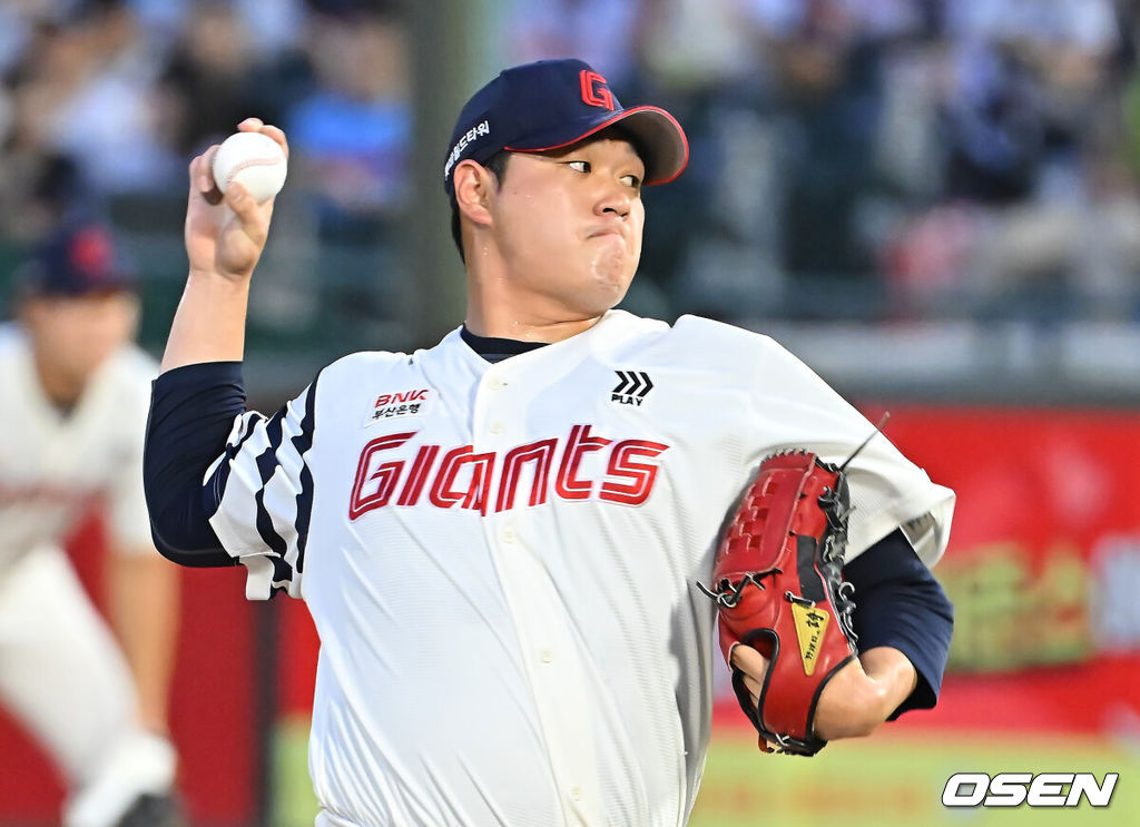 20일 부산 사직야구장에서 2026 신한 SOL KBO 리그 롯데 자이언츠와 키움 히어로즈의 경기가 열렸다. 홈팀 롯데는 나균안이, 방문팀 키움은 박준현이 선발 출전했다.롯데 자이언츠 선발 투수 나균안이 역투하고 있다. 2026.08.20 / foto0307@osen.co.kr