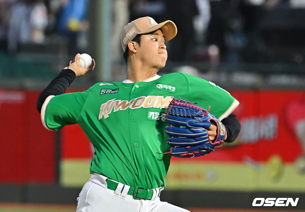 20일 부산 사직야구장에서 2026 신한 SOL KBO 리그 롯데 자이언츠와 키움 히어로즈의 경기가 열렸다. 홈팀 롯데는 나균안이, 방문팀 키움은 박준현이 선발 출전했다.키움 히어로즈 선발 투수 박준현이 역투하고 있다. 2026.08.20 / foto0307@osen.co.kr