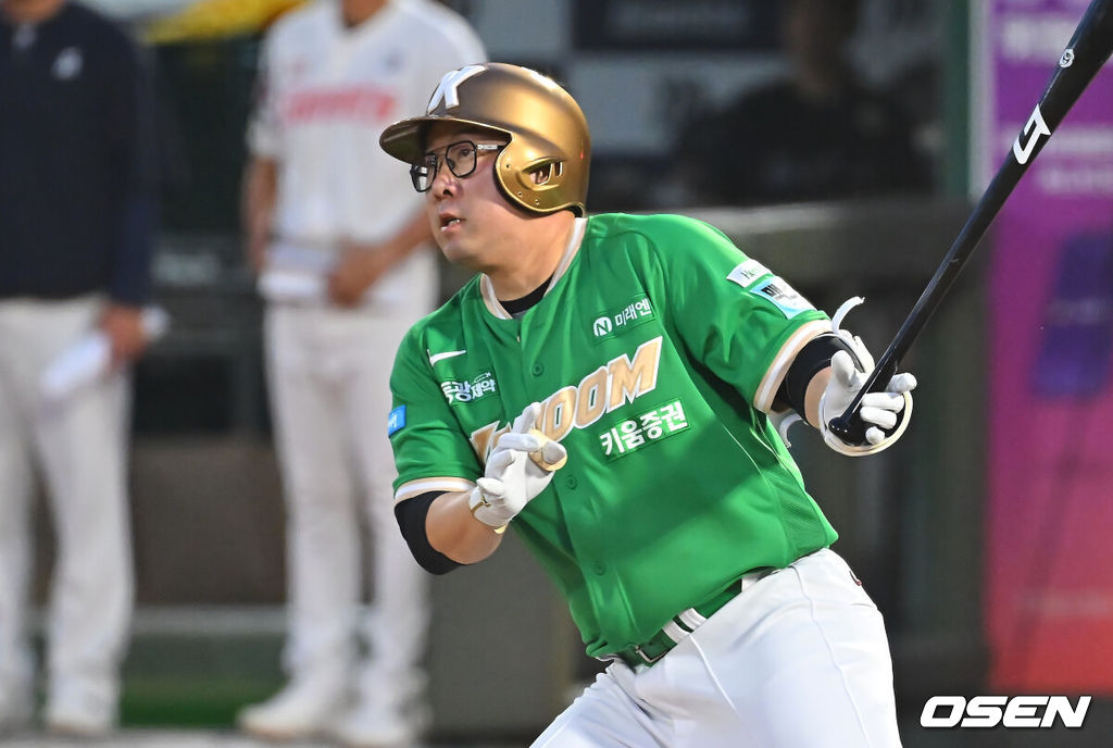 20일 부산 사직야구장에서 2026 신한 SOL KBO 리그 롯데 자이언츠와 키움 히어로즈의 경기가 열렸다. 홈팀 롯데는 나균안이, 방문팀 키움은 박준현이 선발 출전했다.키움 히어로즈 안치홍이 1회초 1사 1,2루 좌익수 앞 1타점 안타를 치고 있다. 2026.08.20 / foto0307@osen.co.kr