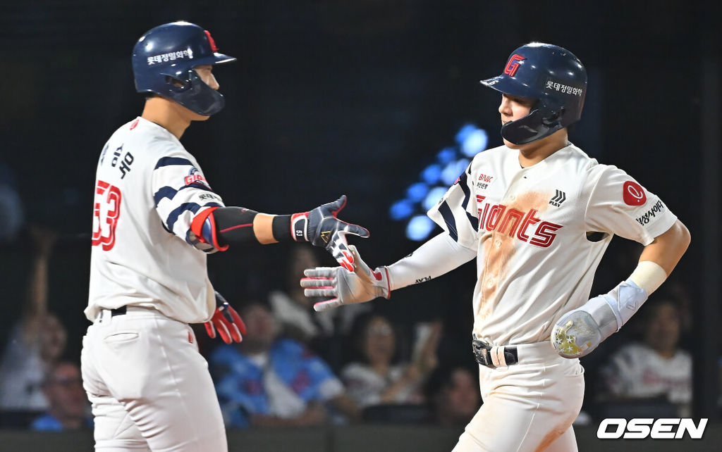 20일 부산 사직야구장에서 2026 신한 SOL KBO 리그 롯데 자이언츠와 키움 히어로즈의 경기가 열렸다. 홈팀 롯데는 나균안이, 방문팀 키움은 박준현이 선발 출전했다.롯데 자이언츠 한태양이 5회말 1사 3루 전민재의 우익수 희생플라이때 득점을 올리고 하이파이브를 하고 있다. 2026.08.20 / foto0307@osen.co.kr