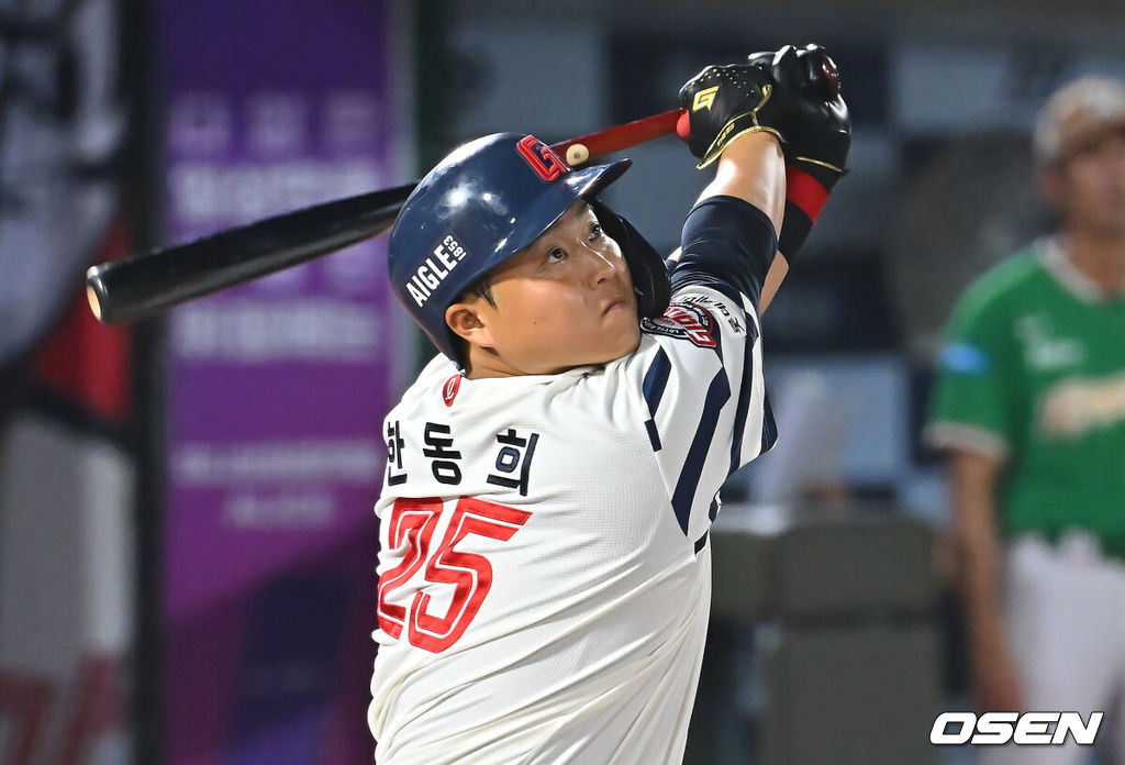 20일 부산 사직야구장에서 2026 신한 SOL KBO 리그 롯데 자이언츠와 키움 히어로즈의 경기가 열렸다. 홈팀 롯데는 나균안이, 방문팀 키움은 박준현이 선발 출전했다.롯데 자이언츠 한동희가 6회말 무사 2,3루 우익수 희생 플라이를 치고 있다. 2026.08.20 / foto0307@osen.co.kr