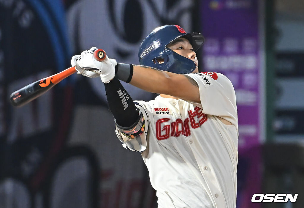 20일 부산 사직야구장에서 2026 신한 SOL KBO 리그 롯데 자이언츠와 키움 히어로즈의 경기가 열렸다. 홈팀 롯데는 나균안이, 방문팀 키움은 박준현이 선발 출전했다.롯데 자이언츠 고승민이 6회말 1사 3루 우익수 희생 플라이를 치고 있다. 2026.08.20 / foto0307@osen.co.kr