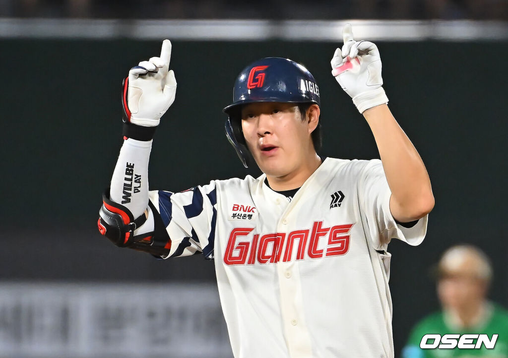 20일 부산 사직야구장에서 2026 신한 SOL KBO 리그 롯데 자이언츠와 키움 히어로즈의 경기가 열렸다. 홈팀 롯데는 나균안이, 방문팀 키움은 박준현이 선발 출전했다.롯데 자이언츠 나승엽이 7회말 무사 1루 좌중간 2루타를 치고 세리머니를 하고 있다. 2026.08.20 / foto0307@osen.co.kr